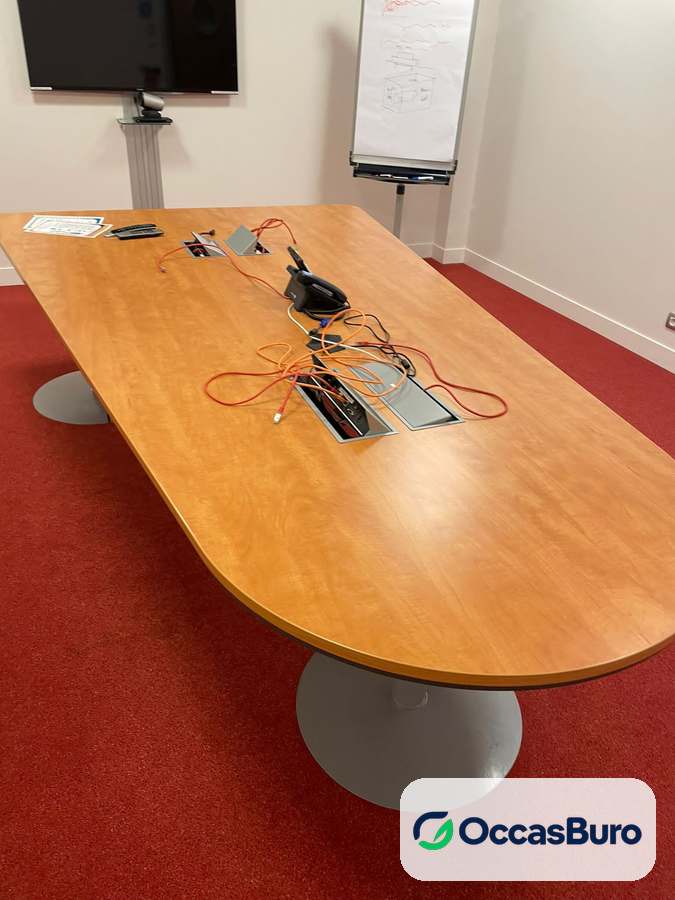 Table de réunion merisier à bout arrondi sur pieds tulipe gris
