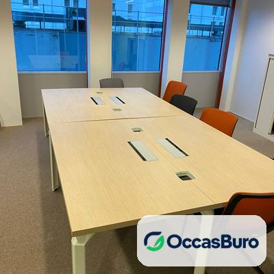 Table de réunion modulable érable, pieds blancs et trappes – reconditionnée