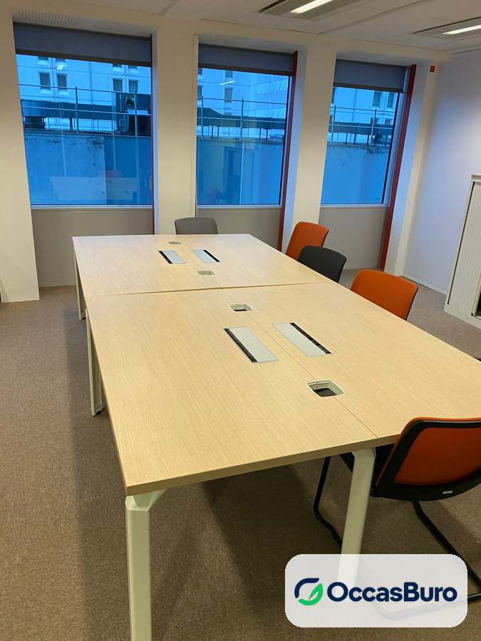 Table de réunion modulable érable, pieds blancs et trappes – reconditionnée