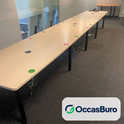 Table de réunion modulaire érable sur piètement noir, 12 places