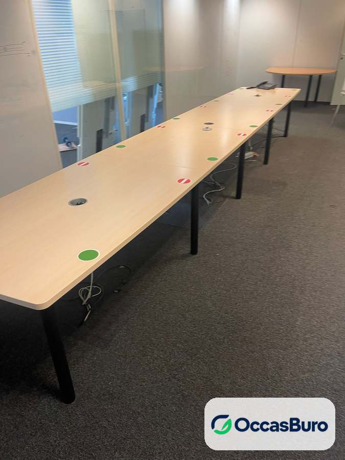Table de réunion modulaire érable sur piètement noir, 12 places
