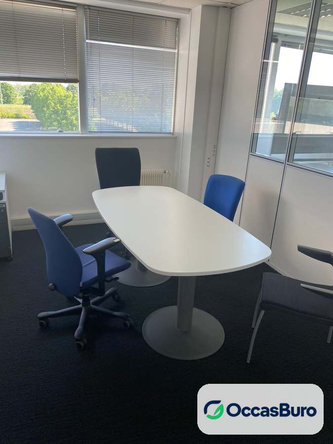 Table de réunion ovale blanche 4-6 places, pied central – reconditionnée