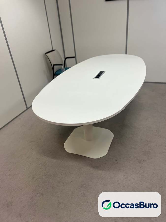 Table de réunion ovale blanche 6 places avec bloc prises – reconditionnée