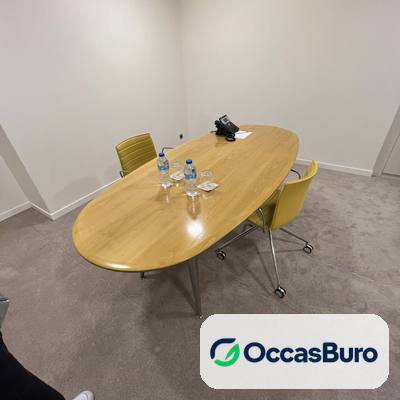 Table de réunion ovale en bois format compact, 4 à 6 places