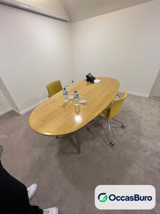 Table de réunion ovale en bois format compact, 4 à 6 places