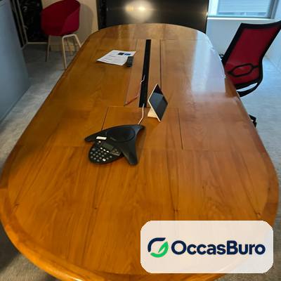 Table de réunion ovale en bois verni teinte miel, 8 places