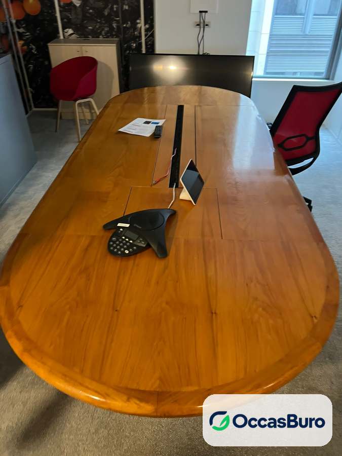 Table de réunion ovale en bois verni teinte miel, 8 places