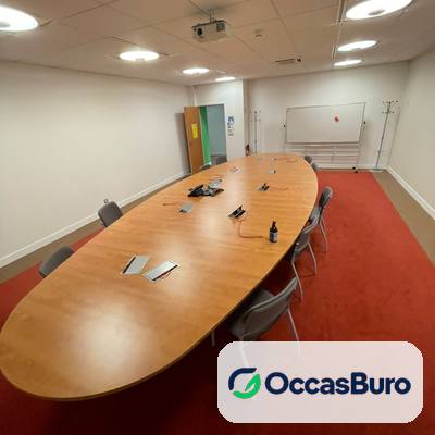 Table de réunion ovale finition merisier avec trappes, 12 places