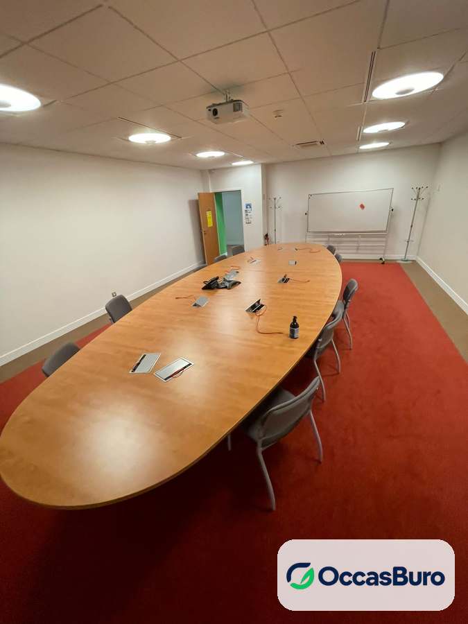Table de réunion ovale finition merisier avec trappes, 12 places