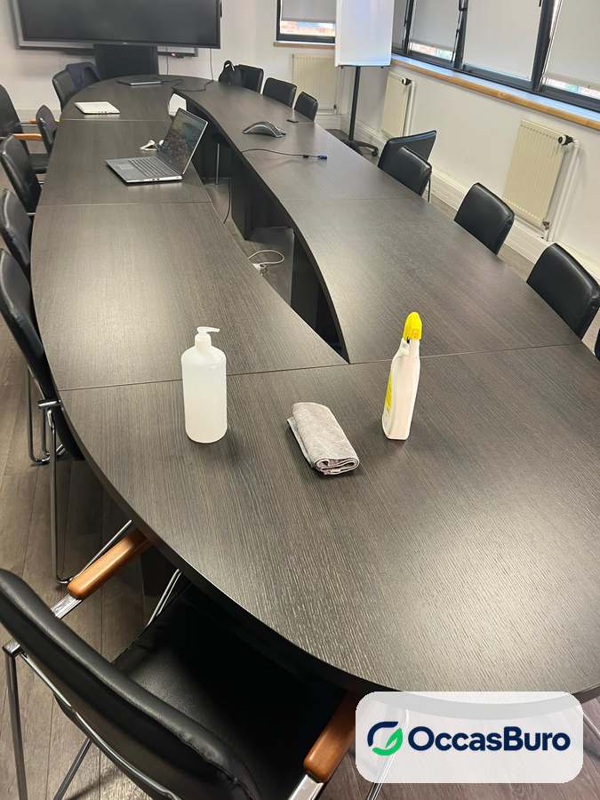 Table de réunion ovale grand format finition wengé – reconditionnée