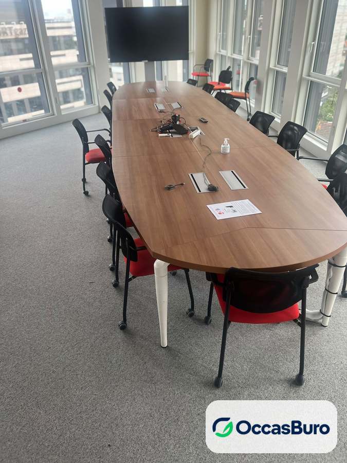 Table de réunion ovale ton noyer 14-16 places, pieds blancs, reconditionnée