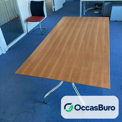 Table de réunion ton merisier 6 places, piètement chromé – reconditionnée