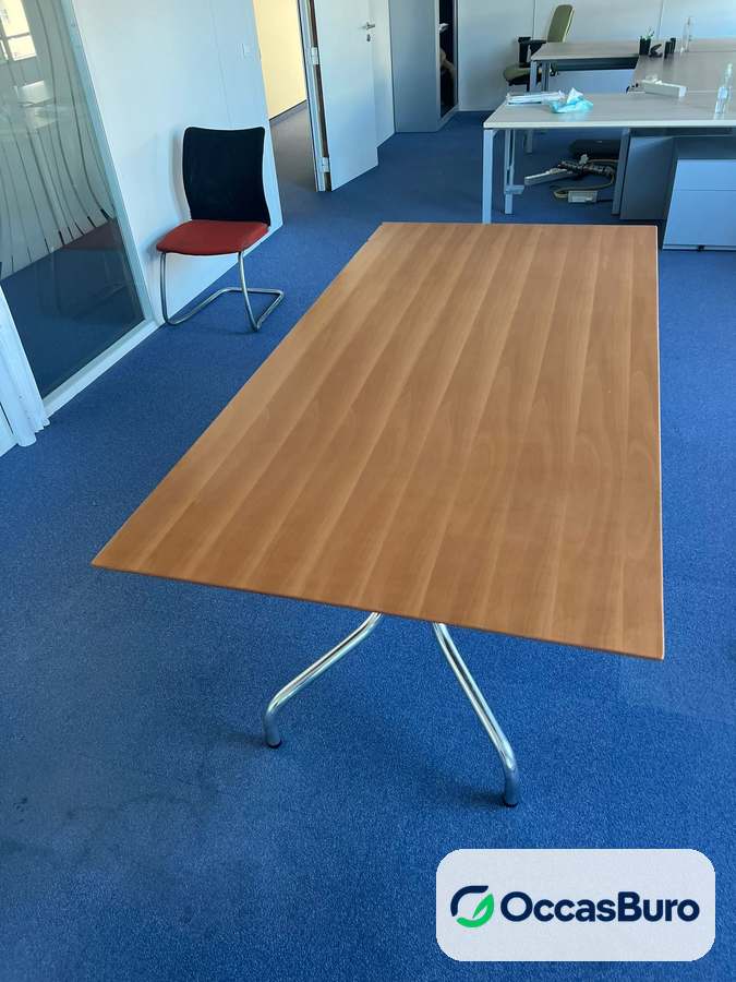 Table de réunion ton merisier 6 places, piètement chromé – reconditionnée