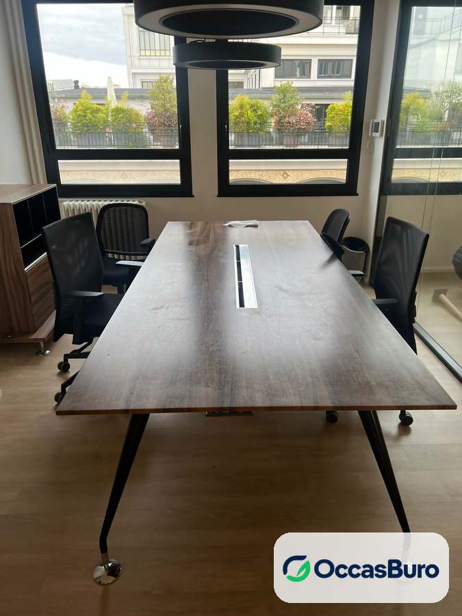 Table de réunion ton noyer 8-10 places, pieds compas noirs – reconditionnée