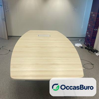 Table de réunion tonneau bois clair avec boîtier de prises – reconditionnée
