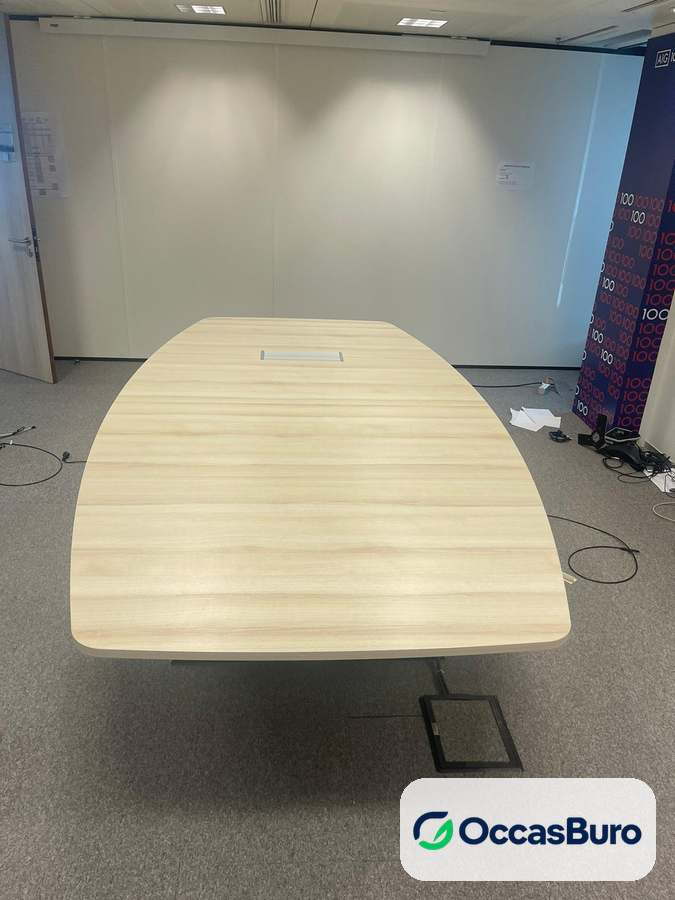 Table de réunion tonneau bois clair avec boîtier de prises – reconditionnée