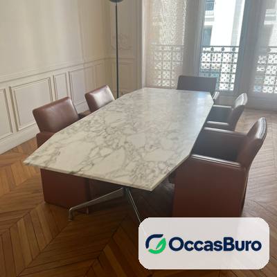 Table de réunion tonneau en marbre blanc veiné, pieds alu – reconditionnée