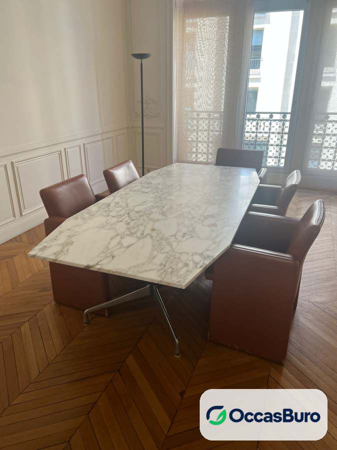 Table de réunion tonneau en marbre blanc veiné, pieds alu – reconditionnée