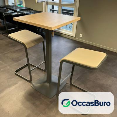 Table haute carrée bois clair sur pied central gris – reconditionnée