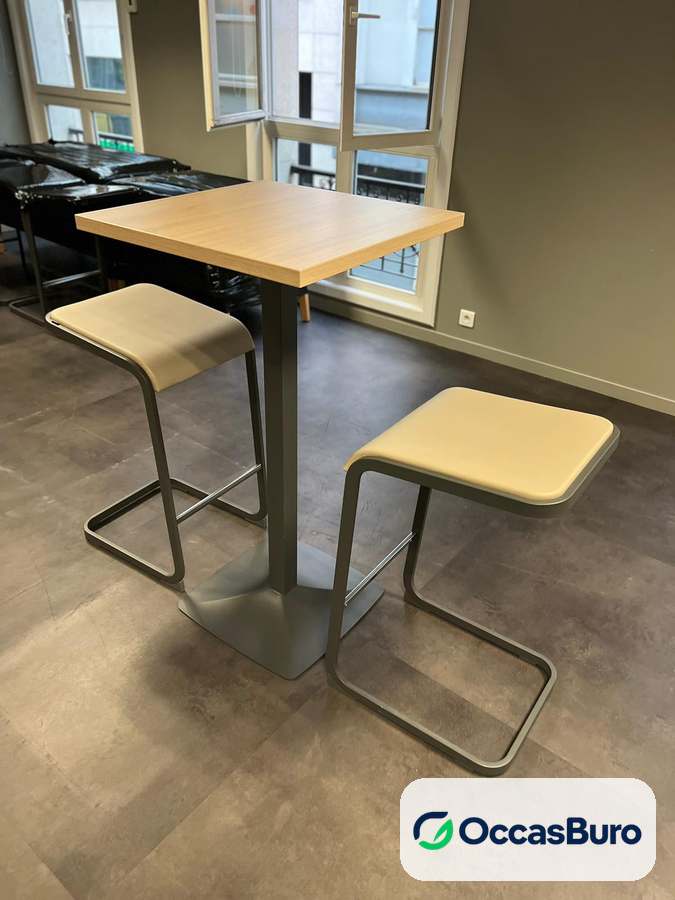 Table haute carrée bois clair sur pied central gris – reconditionnée