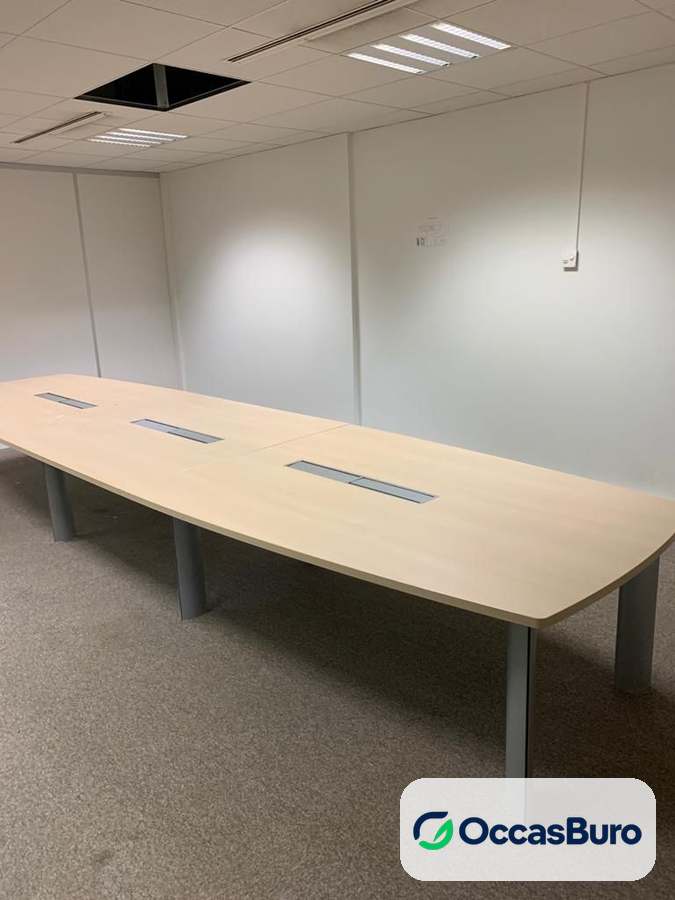 Table modulaire tonneau érable 12-14 places, pieds gris – reconditionnée