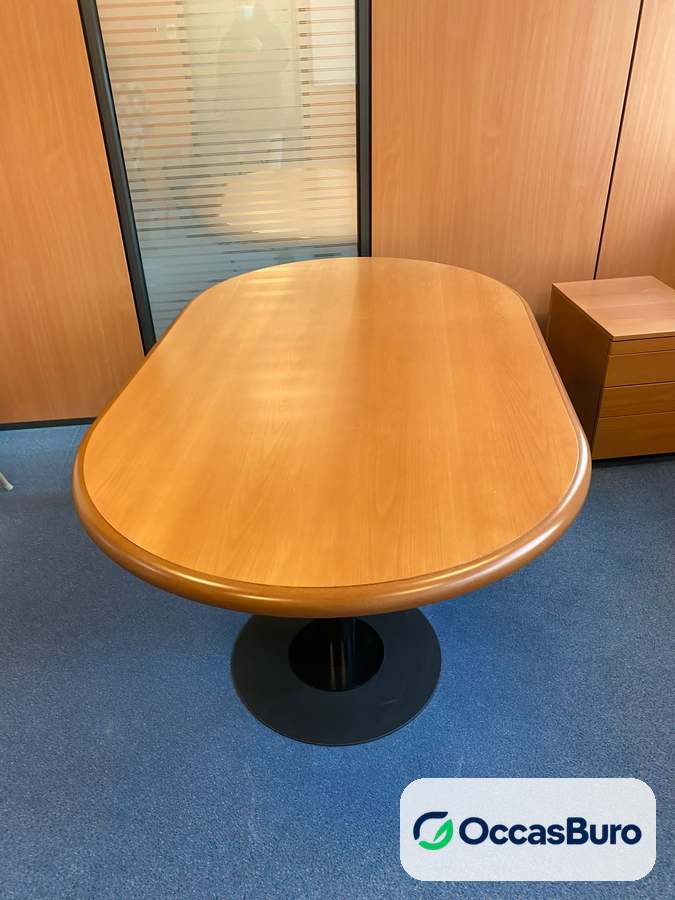 Table oblongue hêtre verni 4-6 places, pied noir – reconditionnée