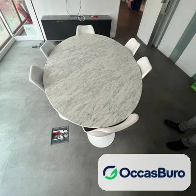 Table ovale effet marbre gris sur pied tulipe blanc – reconditionnée