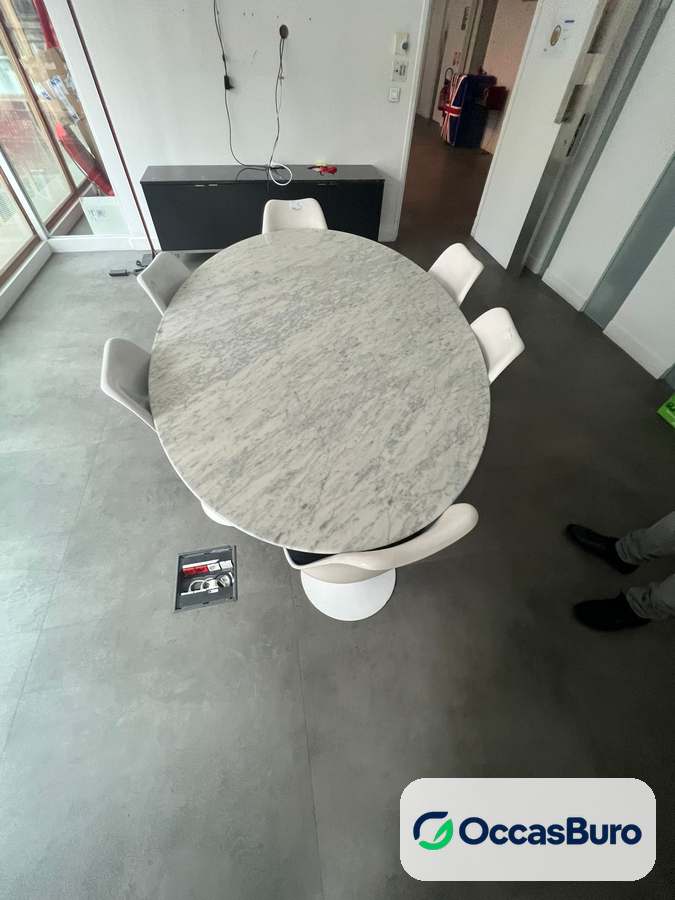 Table ovale effet marbre gris sur pied tulipe blanc – reconditionnée