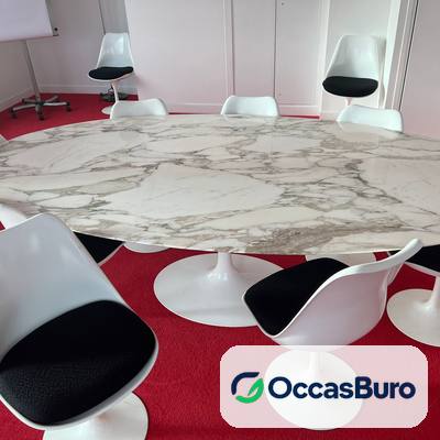 Table ovale effet marbre sur pied tulipe blanc – reconditionnée