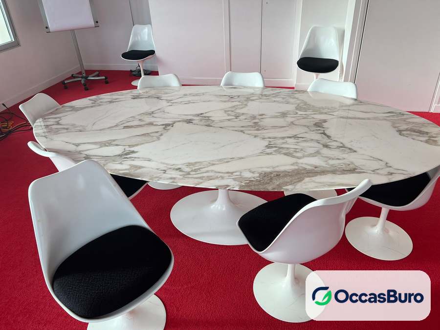 Table ovale effet marbre sur pied tulipe blanc – reconditionnée