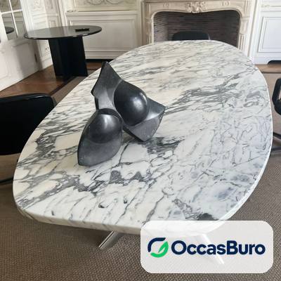 Table ovale en marbre blanc veiné gris, piètement étoile – reconditionnée