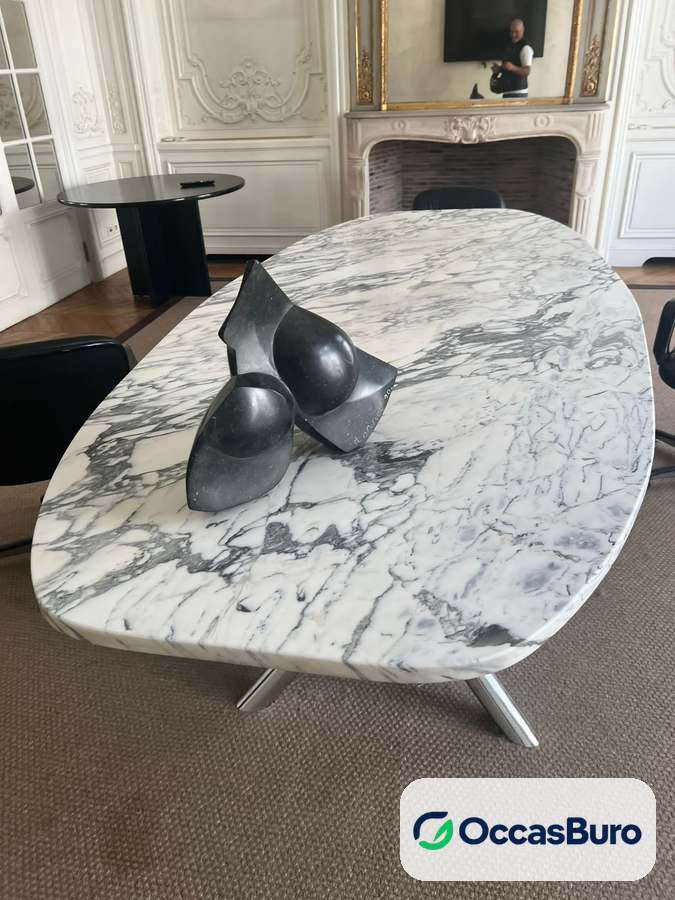Table ovale en marbre blanc veiné gris, piètement étoile – reconditionnée