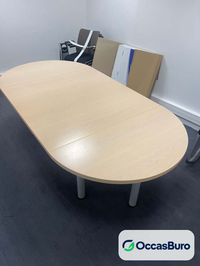 Table ovale érable sur 4 pieds cylindriques gris, 8 places