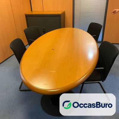 Table ovale hêtre verni 4-6 places, pied central noir – reconditionnée