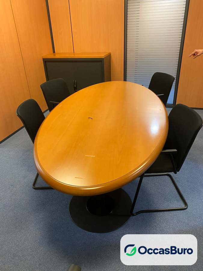 Table ovale hêtre verni 4-6 places, pied central noir – reconditionnée