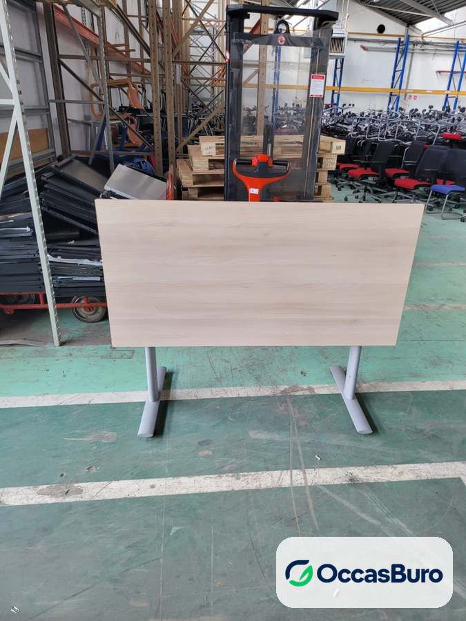 Table rabattable bois clair sur piètement en T métal gris
