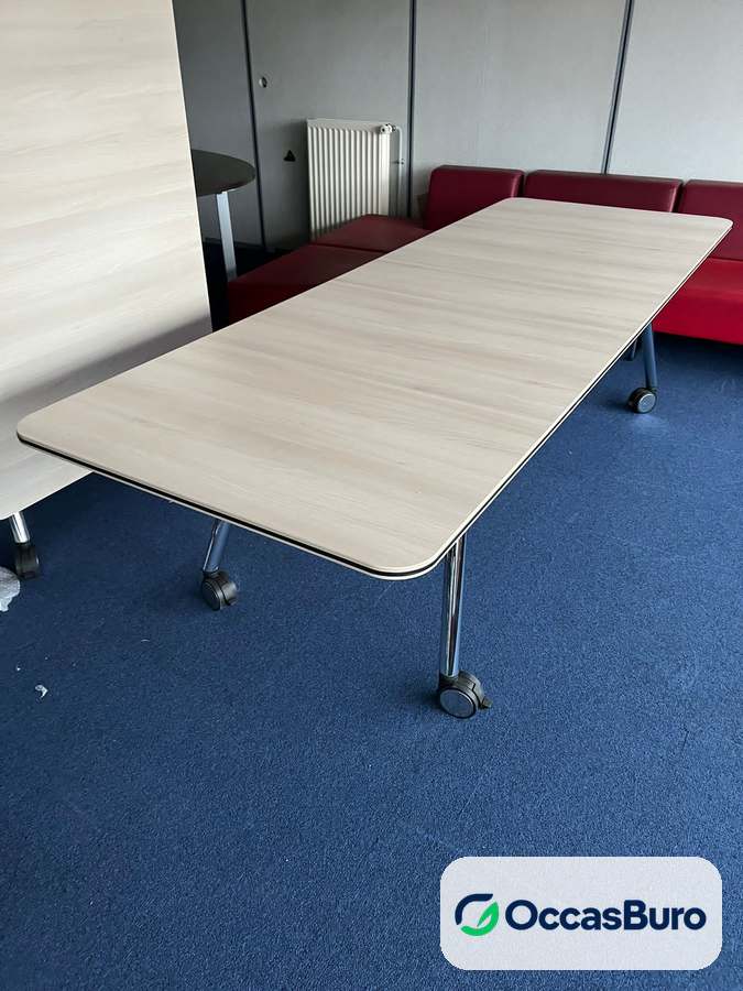 Table rabattable frêne clair à angles arrondis, roulettes chromées