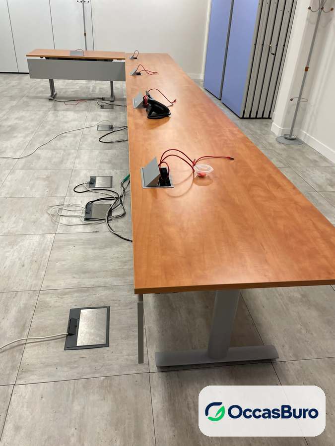 Table rabattable merisier avec voile de fond et boîtier de connexion