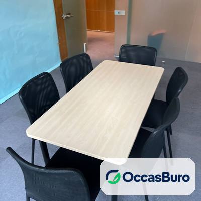 Table rectangulaire bois clair 4 places, pieds métal noir – reconditionnée