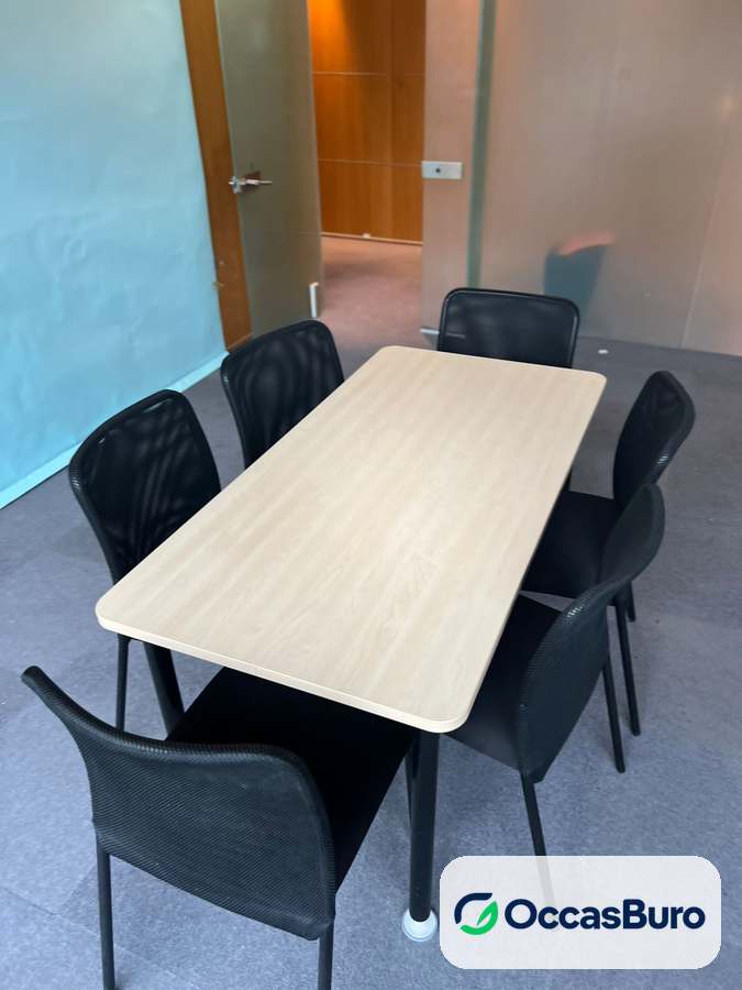 Table rectangulaire bois clair 4 places, pieds métal noir – reconditionnée