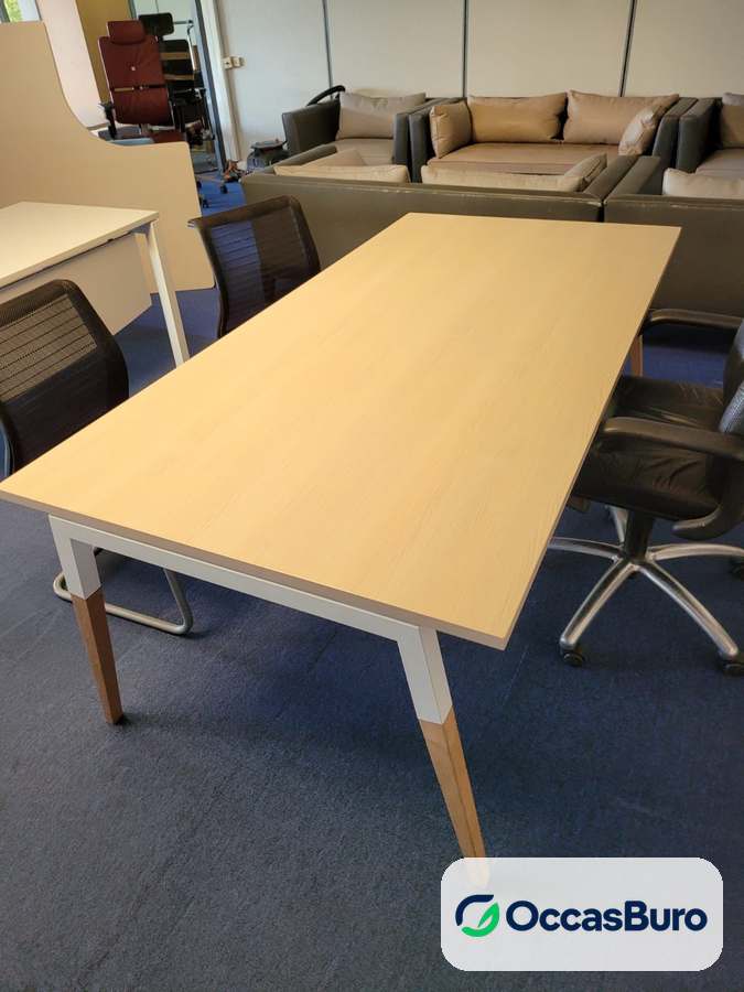 Table rectangulaire hêtre 6 places, pieds blancs – reconditionnée