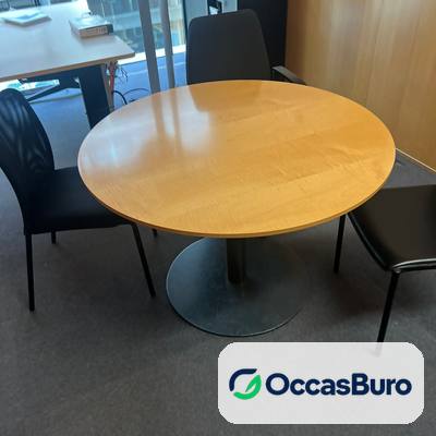Table ronde 4 places bois clair verni, pied central – reconditionnée