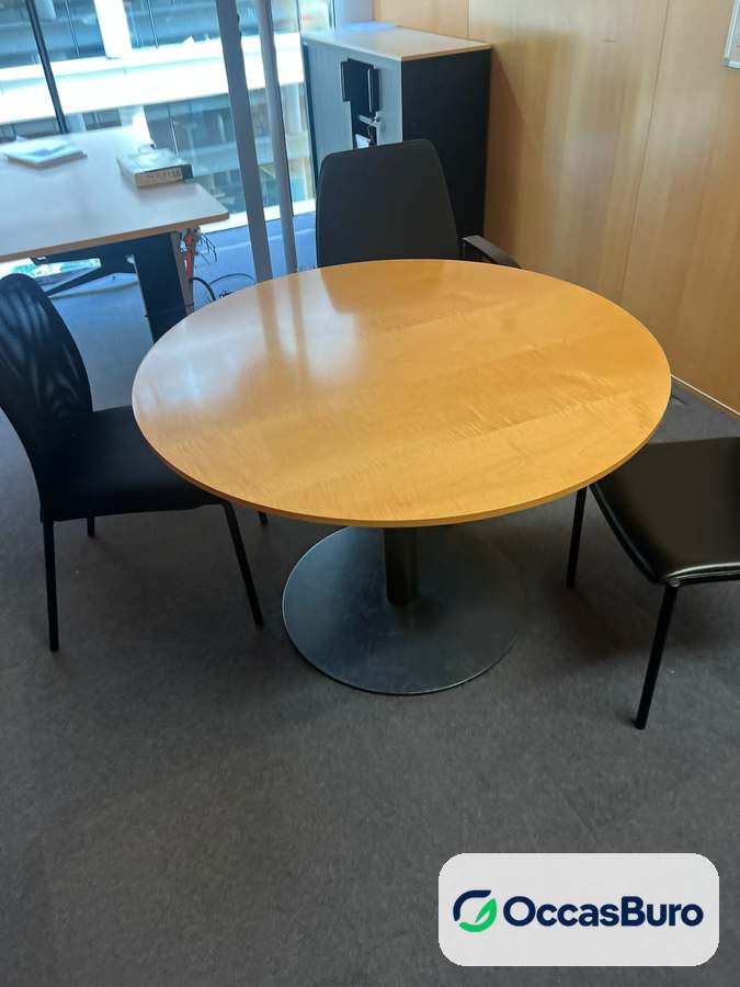 Table ronde 4 places bois clair verni, pied central – reconditionnée