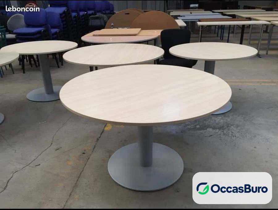 Table ronde 4 places érable sur pied central gris – reconditionnée