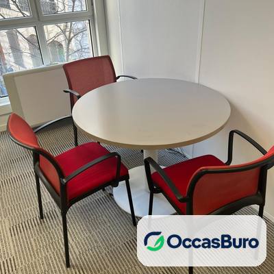 Table ronde 4 places plateau clair, pied tulipe blanc – reconditionnée