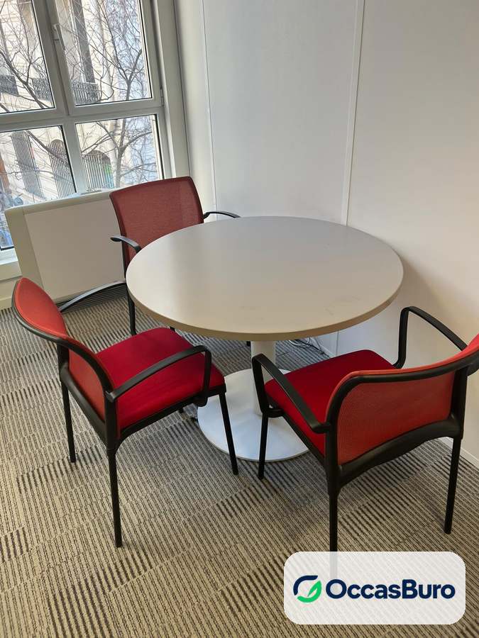 Table ronde 4 places plateau clair, pied tulipe blanc – reconditionnée