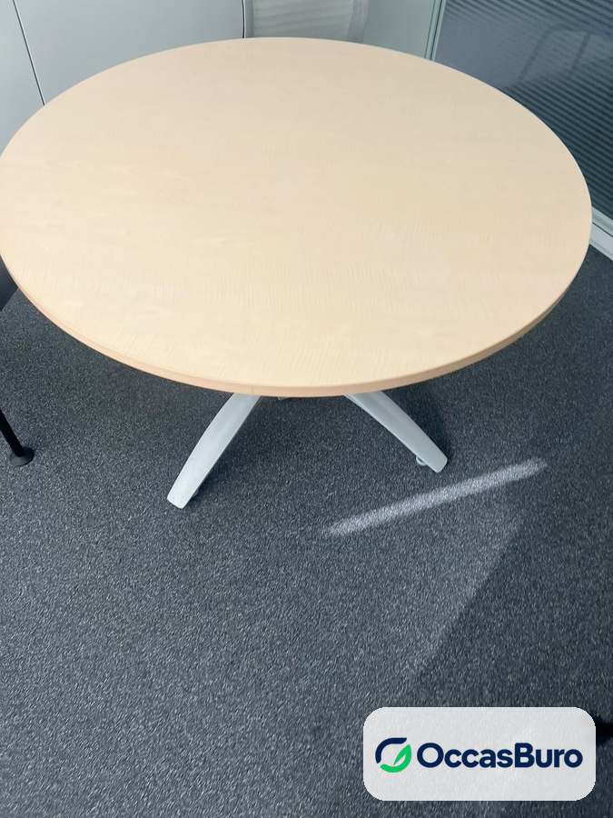 Table ronde 4 places ton érable sur piètement croix blanc – reconditionnée