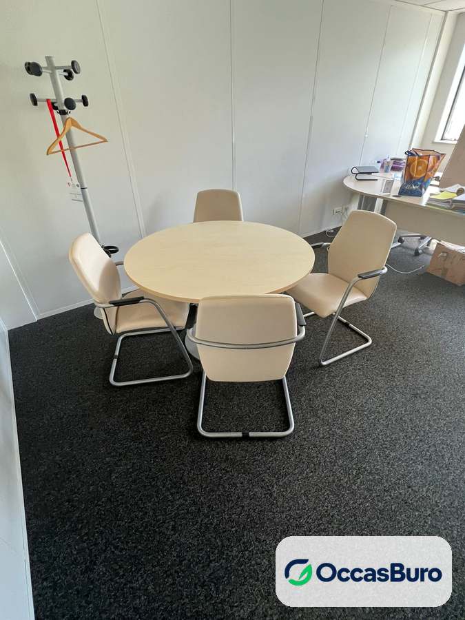 Table ronde au plateau clair sur pied central, 4 places – reconditionnée