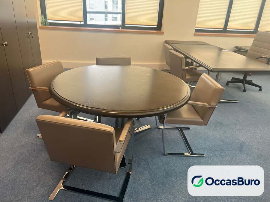 Table ronde de réunion bois foncé 4 places, pied central – reconditionnée
