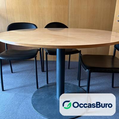 Table ronde érable sur colonne noire, 4 à 5 places – reconditionnée